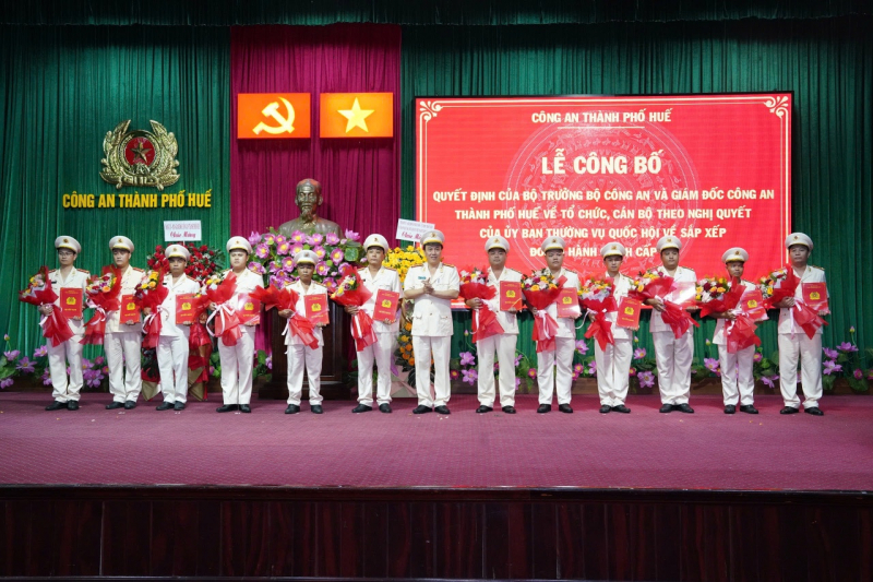 Công bố Quyết định của Bộ trưởng Bộ Công an về thành lập 40 Công an xã, phường của TP Huế -0