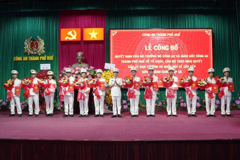 Công bố Quyết định của Bộ trưởng Bộ Công an về thành lập 40 Công an xã, phường của TP Huế -0
