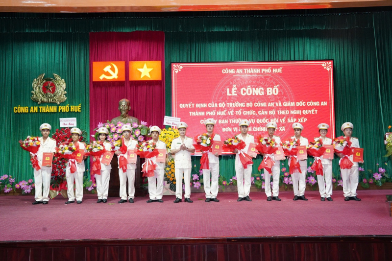 Công bố Quyết định của Bộ trưởng Bộ Công an về thành lập 40 Công an xã, phường của TP Huế -0