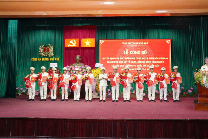 Công bố Quyết định của Bộ trưởng Bộ Công an về thành lập 40 Công an xã, phường của TP Huế -0