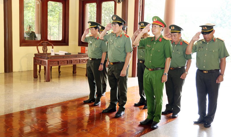 Giám đốc Công an tỉnh An Giang kiểm tra cơ sở vật chất, động viên CBCS Công an cấp xã -0