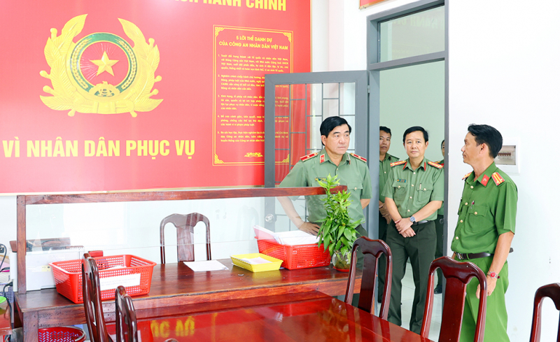 Giám đốc Công an tỉnh An Giang kiểm tra cơ sở vật chất, động viên CBCS Công an cấp xã -0
