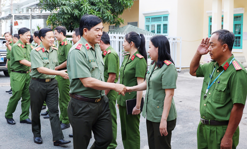 Giám đốc Công an tỉnh An Giang kiểm tra cơ sở vật chất, động viên CBCS Công an cấp xã -1