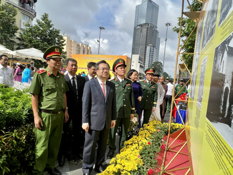 Triển lãm ảnh “Đồng chí Nguyễn Văn Linh - Nhà lãnh đạo kiên định và sáng tạo của cách mạng Việt Nam” -0