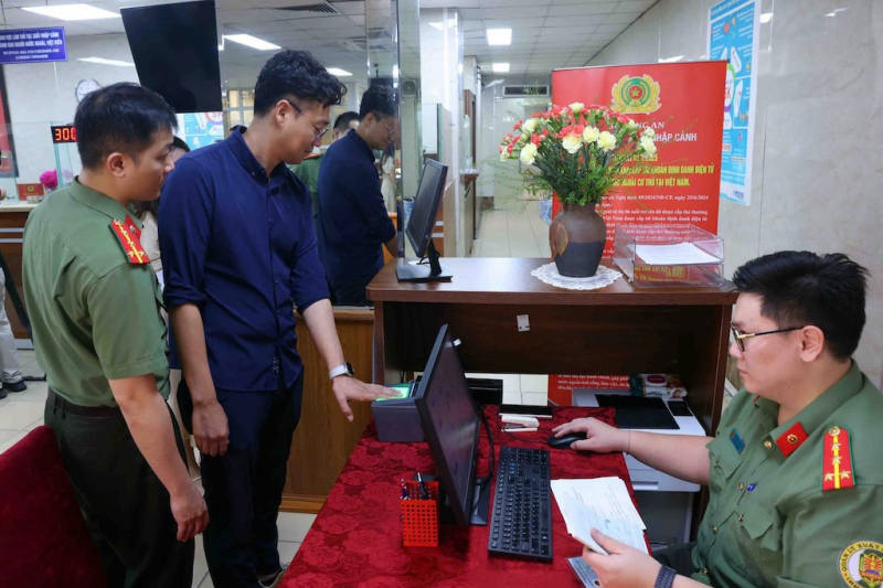 Ghi nhận ngày đầu cấp định danh điện tử mức độ 2 cho người nước ngoài cư trú tại Việt Nam -2
