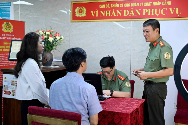 Ghi nhận ngày đầu cấp định danh điện tử mức độ 2 cho người nước ngoài cư trú tại Việt Nam -0