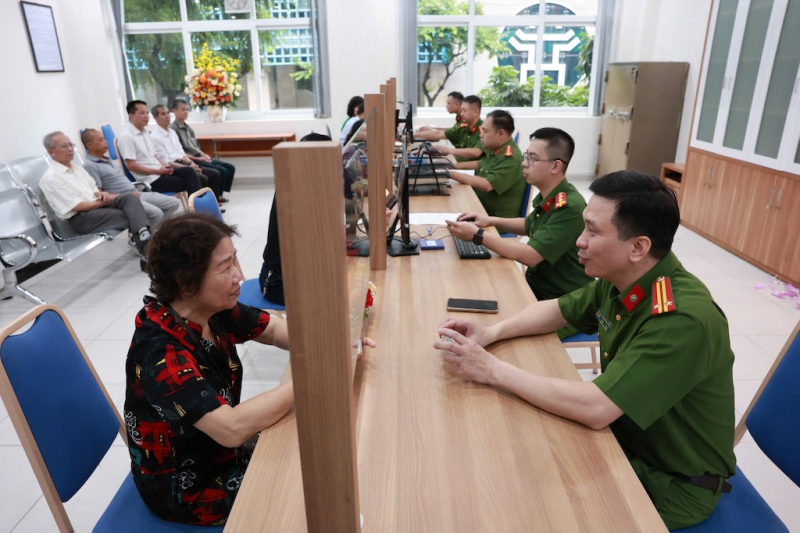Người dân đến trụ sở Công an phường với tâm thế được phục vụ -3