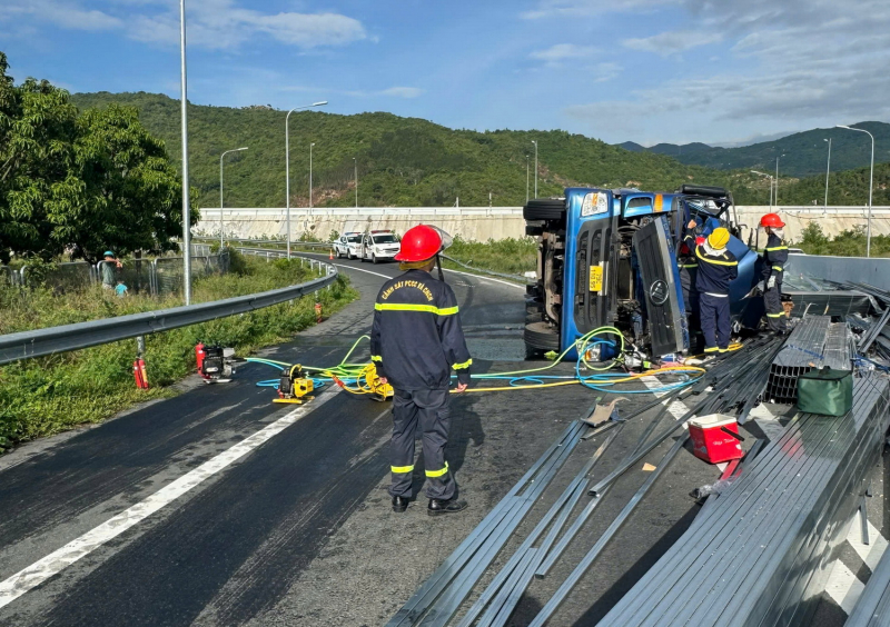 Xe tải lật nghiêng trên đường dẫn cao tốc, tài xế và phụ xe đều tử nạn -0