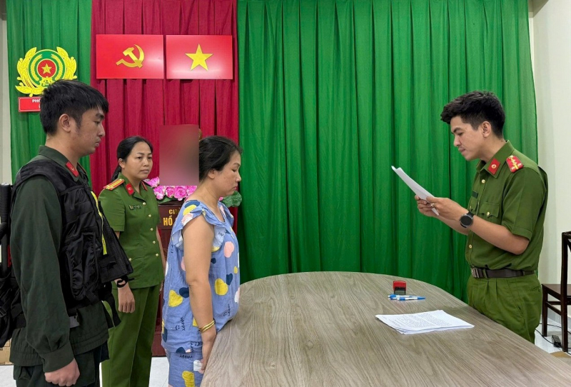 Triệt phá đường dây sản xuất, mua bán 70.000 chai dầu con ó giả trị giá nhiều tỷ đồng -3