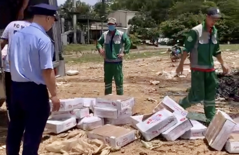 Tiêu hủy 1 tấn chân gà đông lạnh không rõ nguồn gốc -0