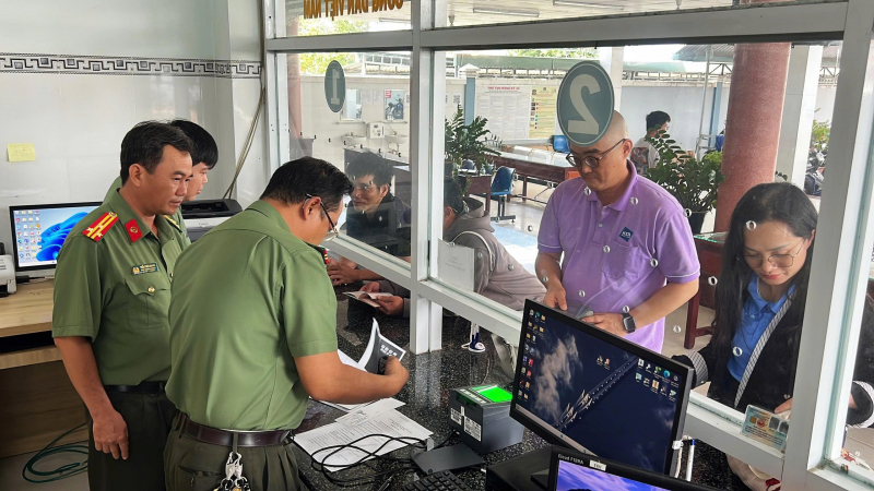 36 người nước ngoài đầu tiên được cấp tài khoản định danh điện tử ở Tây Ninh -0