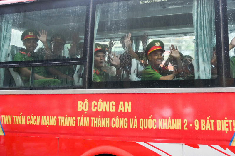 Thủ đô Hà Nội vui mừng đón các đoàn tàu chở CBCS miền Nam ra huấn luyện diễu binh -1
