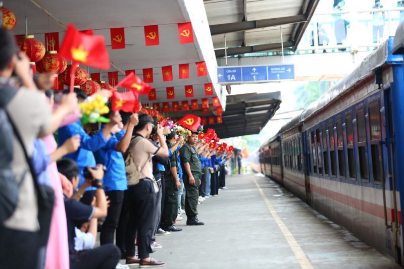 Thủ đô Hà Nội vui mừng đón các đoàn tàu chở CBCS miền Nam ra huấn luyện diễu binh -1