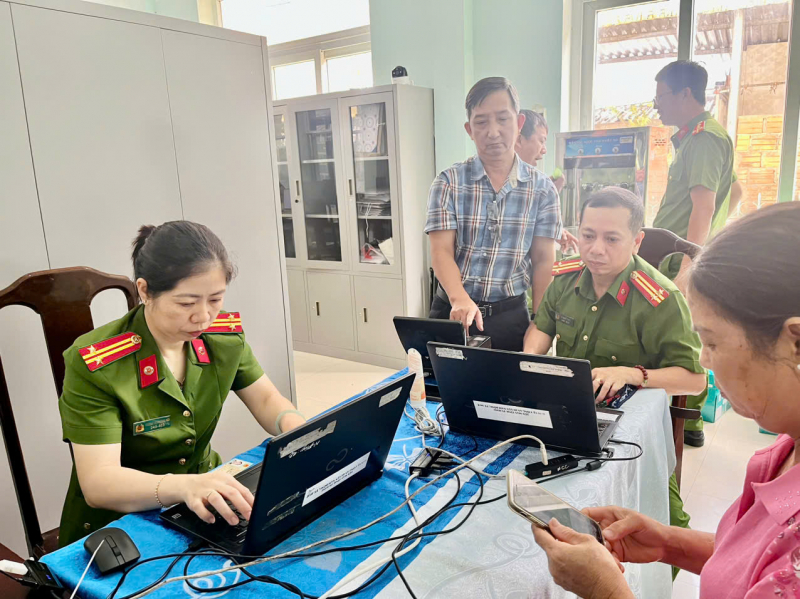 Công an tại phường đông dân nhất TP Huế tất bật giải quyết thủ tục cho người dân -0