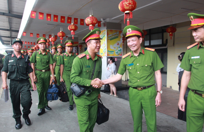 Thủ đô Hà Nội vui mừng đón các đoàn tàu chở CBCS miền Nam ra huấn luyện diễu binh -1