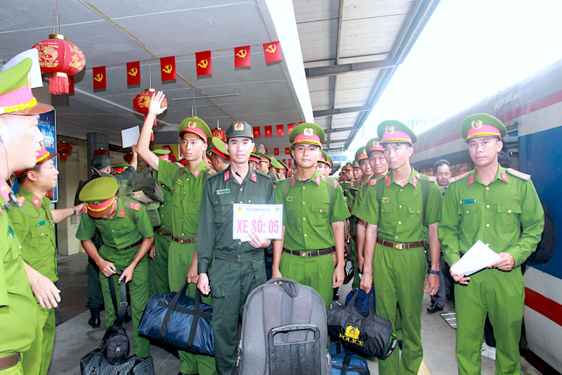 Thủ đô Hà Nội vui mừng đón các đoàn tàu chở CBCS miền Nam ra huấn luyện diễu binh -0