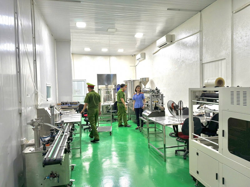 Bắt tạm giam giám đốc công ty sản xuất hàng nghìn sản phẩm mỹ phẩm giả -0