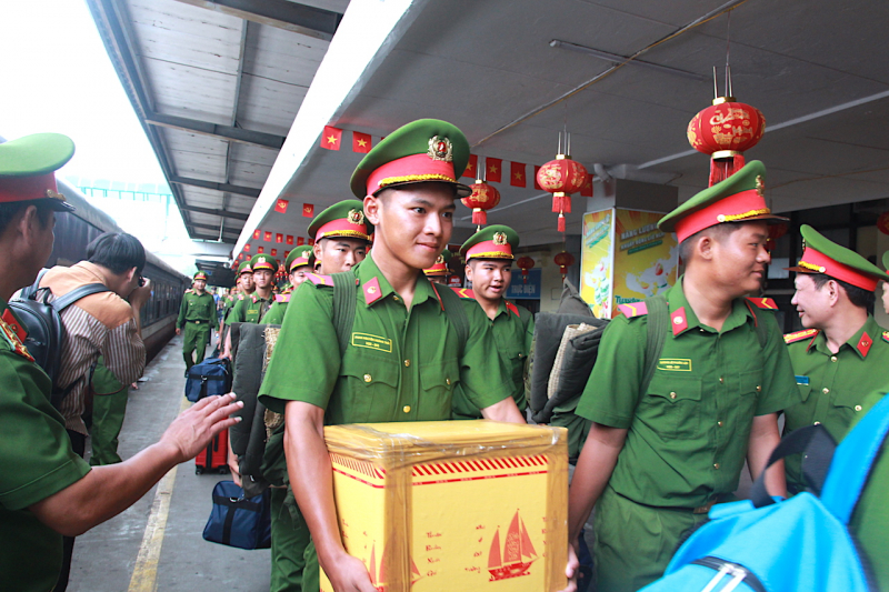 Thủ đô Hà Nội vui mừng đón các đoàn tàu chở CBCS miền Nam ra huấn luyện diễu binh -1