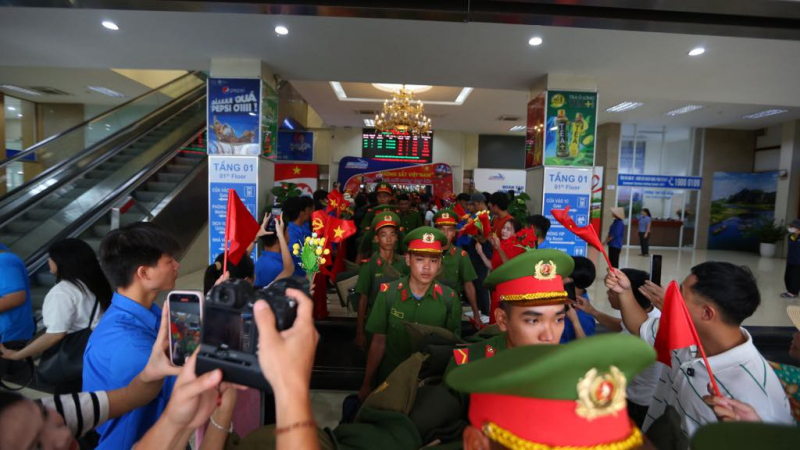 Thủ đô Hà Nội vui mừng đón các đoàn tàu chở CBCS miền Nam ra huấn luyện diễu binh -1
