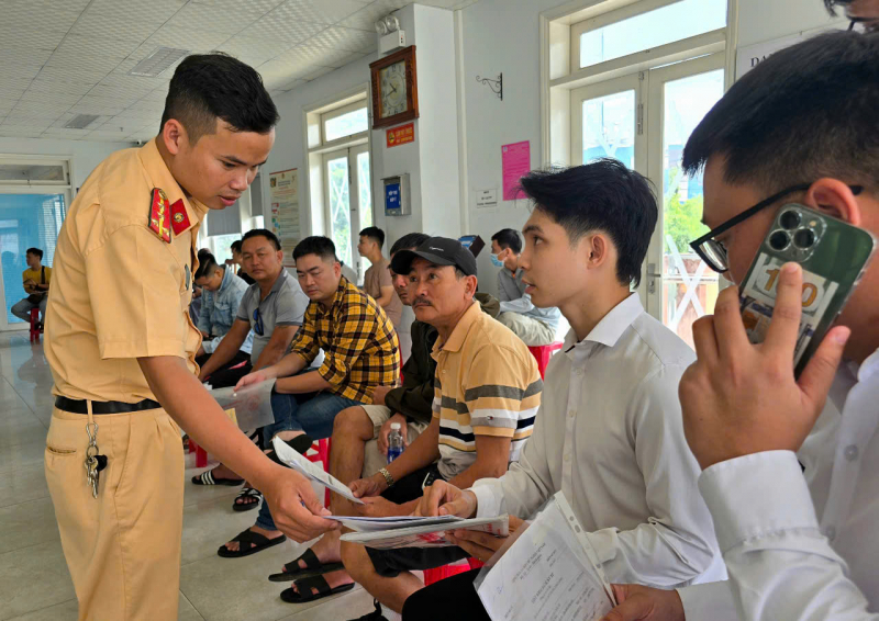 CSGT Công an Đà Nẵng đảm bảo thông suốt thủ tục hành chính phục vụ nhân dân -0