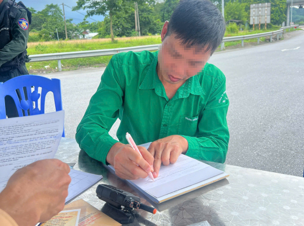 Tài xế xe khách lấn làn trên cao tốc bị phạt 5 triệu đồng -0