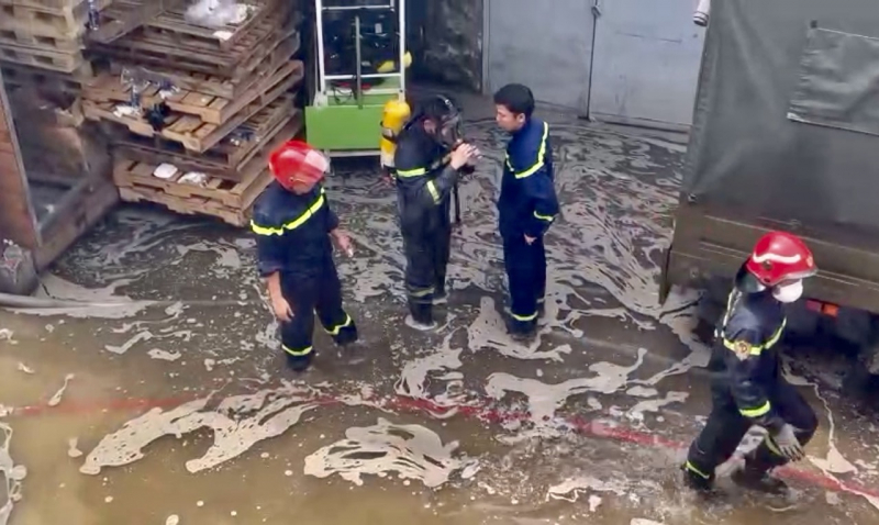 Gần 200 cán bộ chiến sĩ dập tắt đám cháy 2 công ty trong hẻm sâu -3
