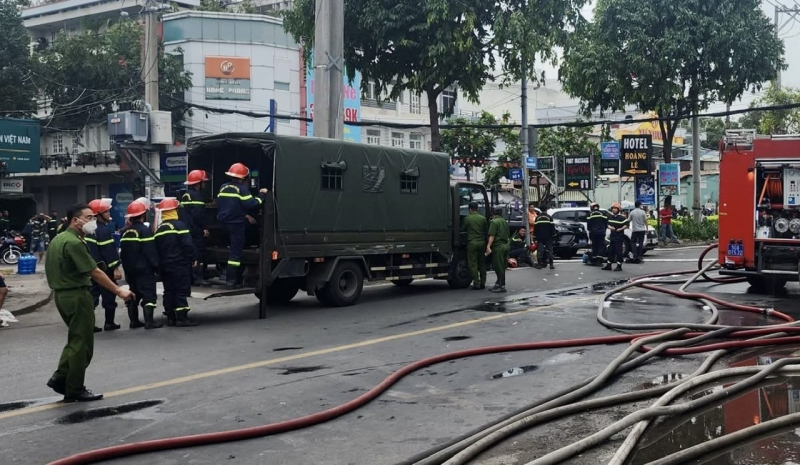 Gần 200 cán bộ chiến sĩ dập tắt đám cháy 2 công ty trong hẻm sâu -2