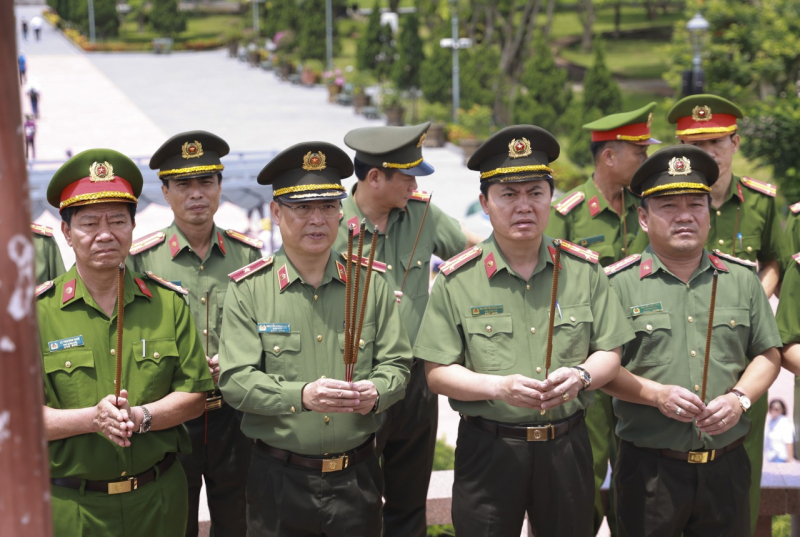 Công an Quảng Trị dâng hoa, dâng hương tưởng niệm các anh hùng liệt sĩ -0