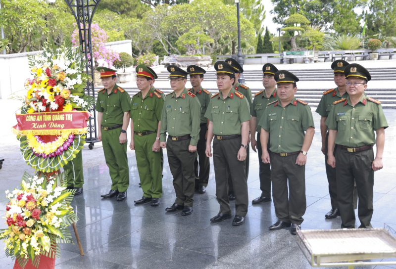 Công an Quảng Trị dâng hoa, dâng hương tưởng niệm các anh hùng liệt sĩ -0