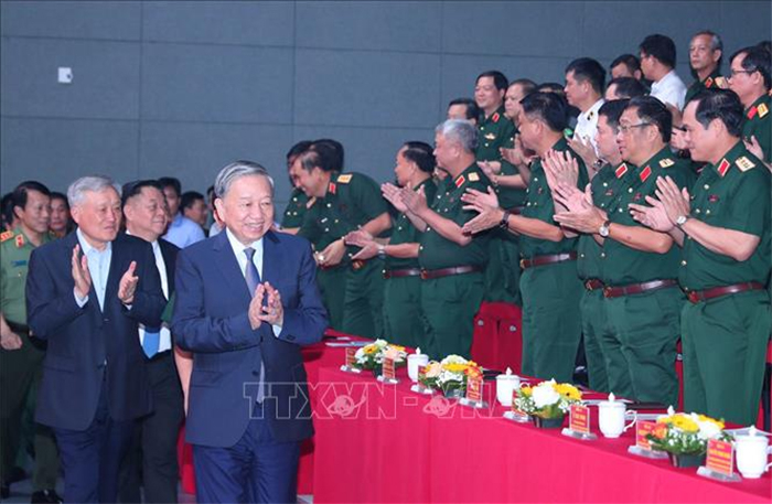 Tổng Bí thư Tô Lâm dự giao lưu nghệ thuật 'Khắc ghi lời Bác - vang nhịp quân hành' -0