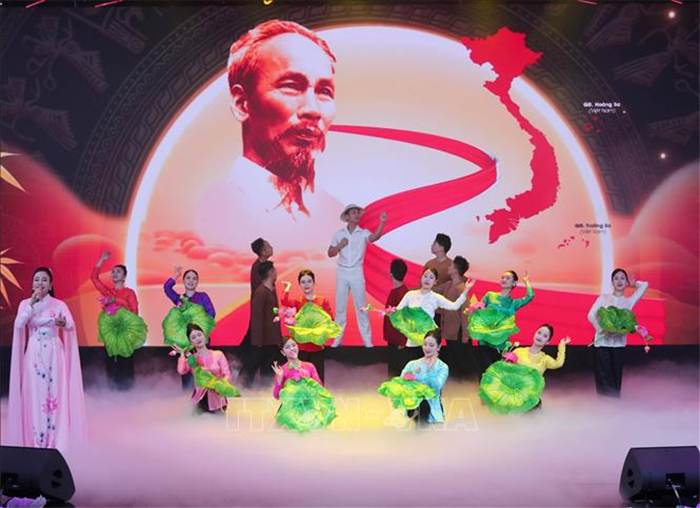 Tổng Bí thư Tô Lâm dự giao lưu nghệ thuật 'Khắc ghi lời Bác - vang nhịp quân hành' -0