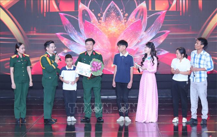 Tổng Bí thư Tô Lâm dự giao lưu nghệ thuật 'Khắc ghi lời Bác - vang nhịp quân hành' -0