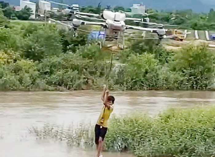 Khen thưởng người đàn ông dùng máy bay điều khiển giải cứu 2 em nhỏ -0