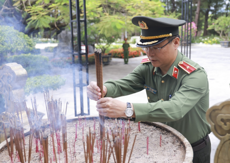 Công an Quảng Trị dâng hoa, dâng hương tưởng niệm các anh hùng liệt sĩ -0