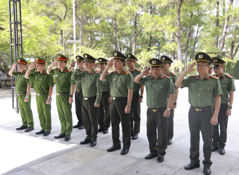 Công an Quảng Trị dâng hoa, dâng hương tưởng niệm các anh hùng liệt sĩ -0