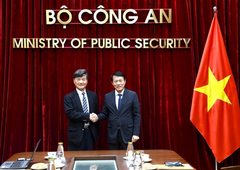 Minister Luong Tam Quang hosts Vice President of Japan Association of Public Health -0