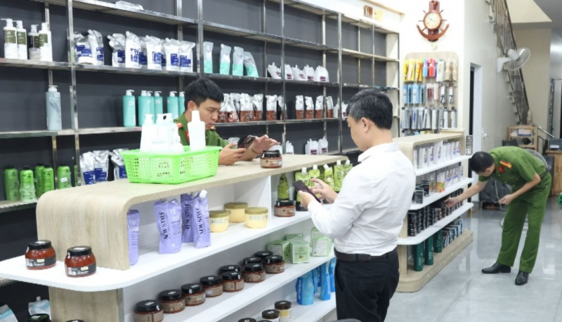 Phát hiện, thu giữ 2,5 tấn mỹ phẩm không rõ nguồn gốc -0