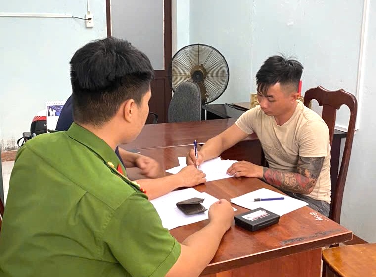 Truy nóng, bắt giữ đối tượng đột nhập nhà dân cướp tài sản -0