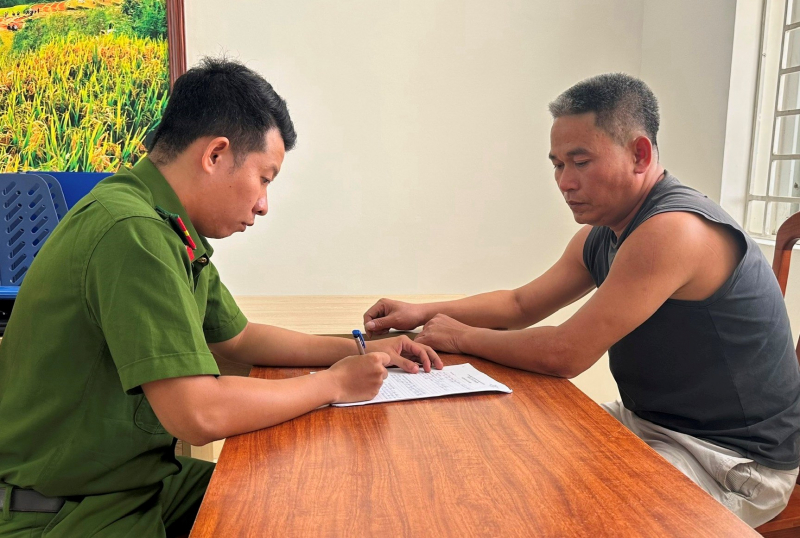 Lái xe vào đường cấm còn chống người thi hành công vụ -0