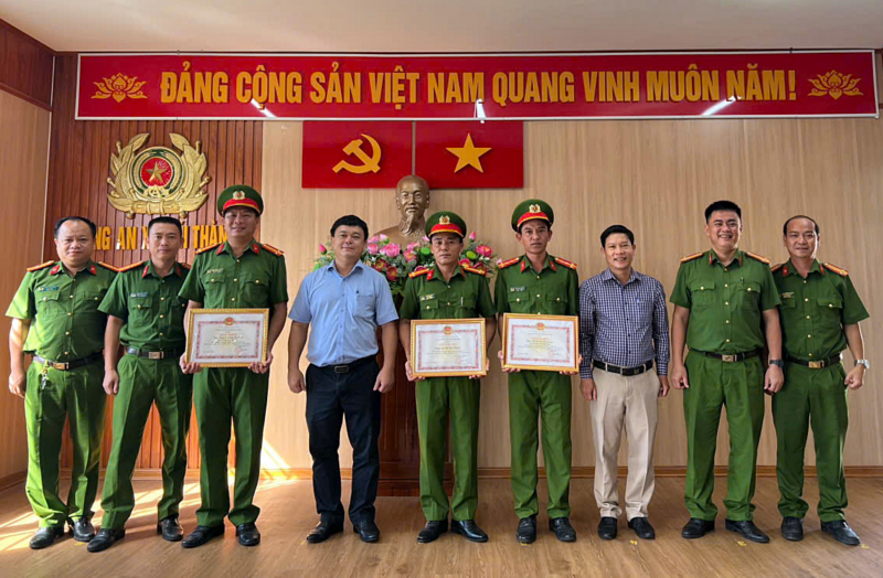 Khen thưởng Công an xã nhanh chóng làm rõ vụ cố ý gây thương tích -0