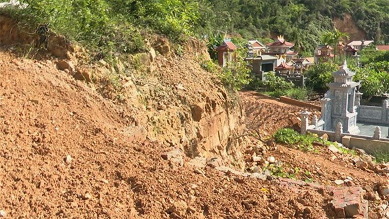 Tự ý xẻ núi, san nền, phân ô để xây mộ -0