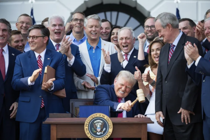 Tổng thống Trump ký thông qua siêu luật chi tiêu công