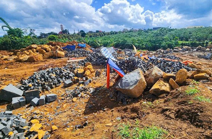 Điểm khai đá chẻ trái phép “núp” trong rẫy cà phê -0