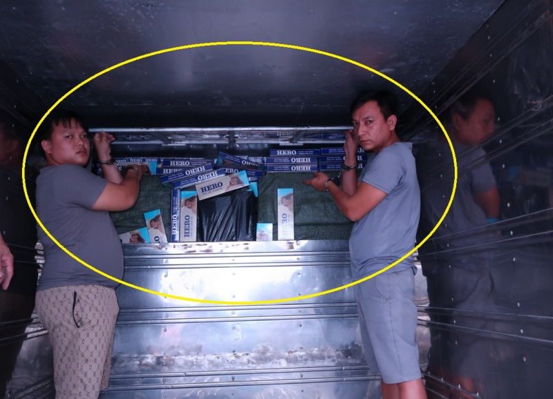 Lắp vách ngăn trong thùng xe tải để vận chuyển gần 10 ngàn gói thuốc lá lậu -0