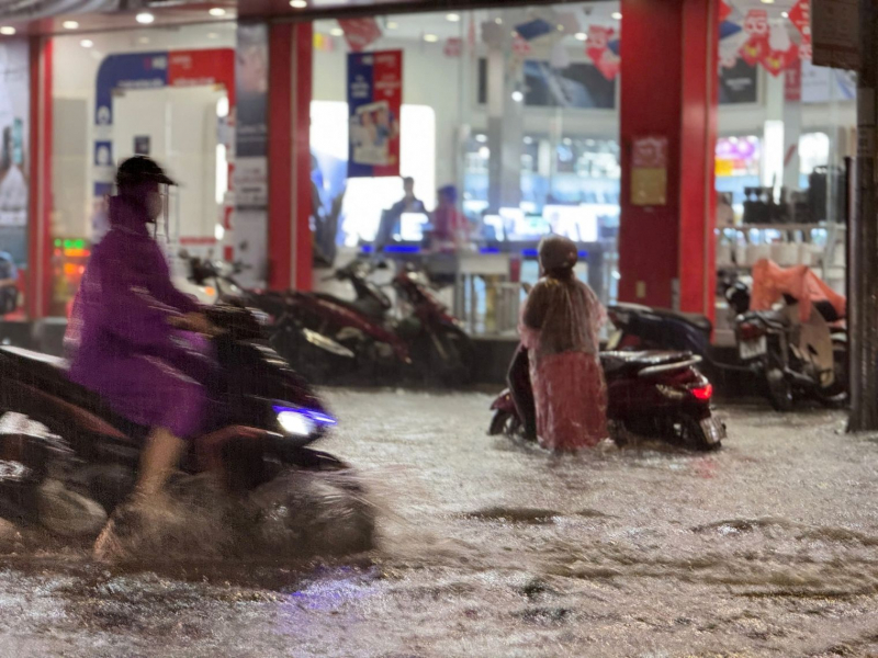 Đà Nẵng mưa lớn gây ngập sâu, kịp thời cứu người dân bị nước lũ cuốn xuống kênh -0