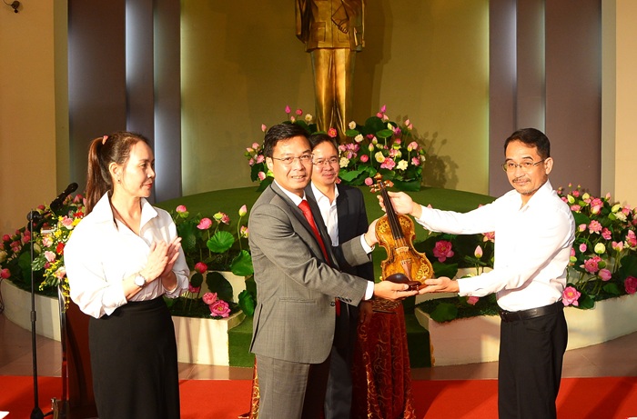 Chiếc violin sứ độc bản về với nhân dân Lâm Đồng -0