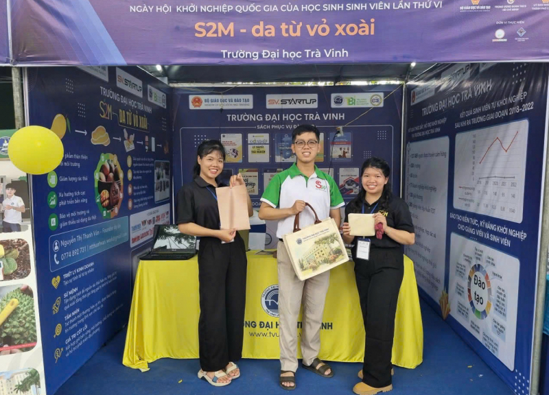 Sinh viên miền Tây biến phế phẩm nông nghiệp thành sản phẩm thời trang -0