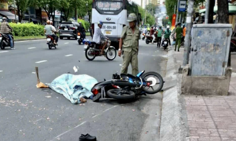 Thương tâm, người đàn ông chạy xe sát lề vẫn bị xe khách tông tử vong -0