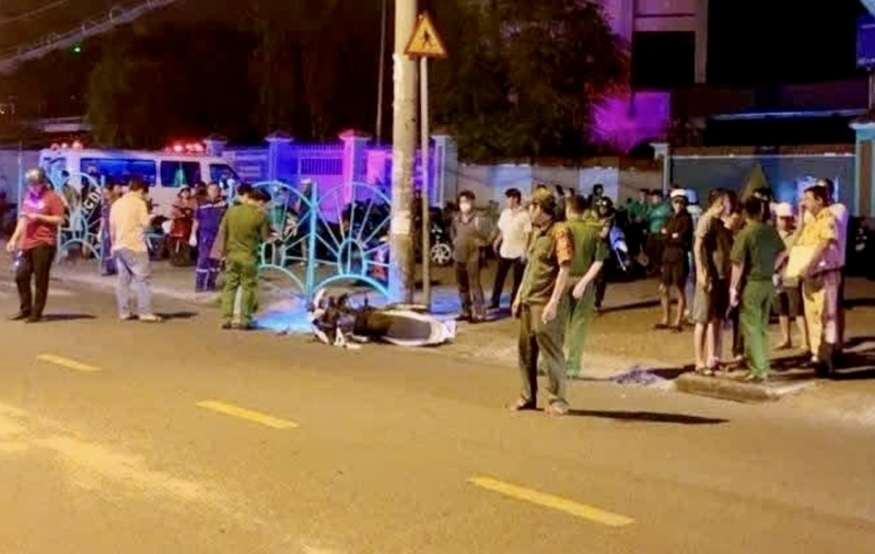 Tông vào cột điện, tài xế xe ôm công nghệ tử vong lúc rạng sáng -0