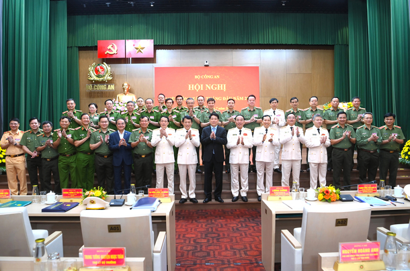 Chủ tịch nước Lương Cường với các đại biểu tham dự hội nghị.